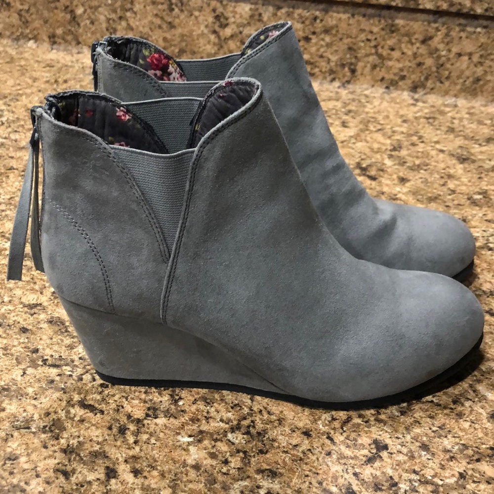 Grey wedges